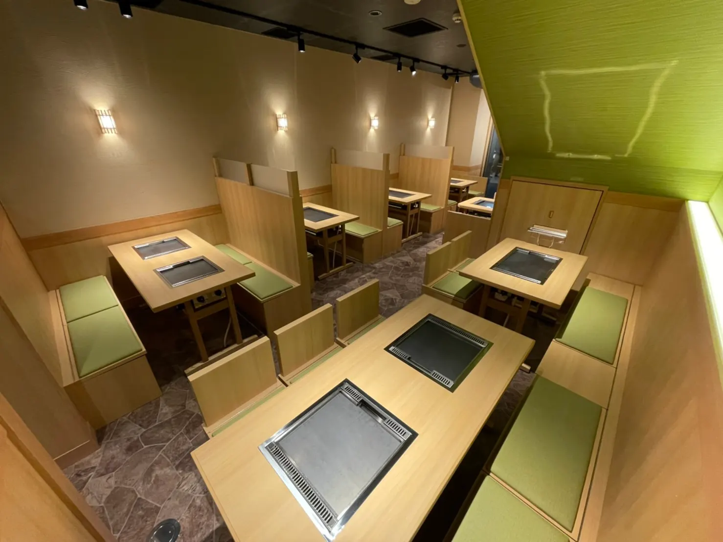 誠 月島店のテーブル席