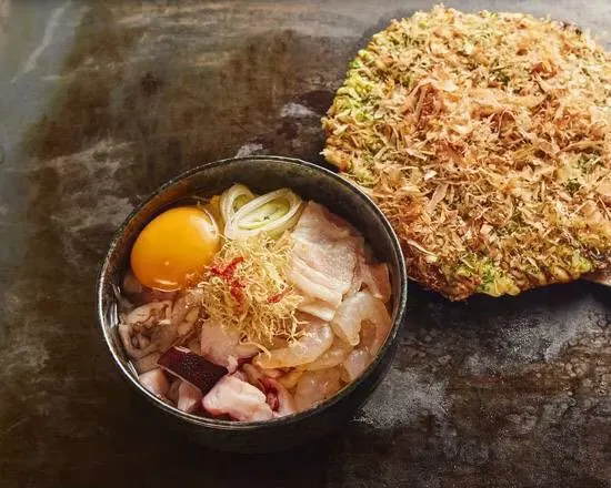 焼き上がったお好み焼きと焼く前の具材