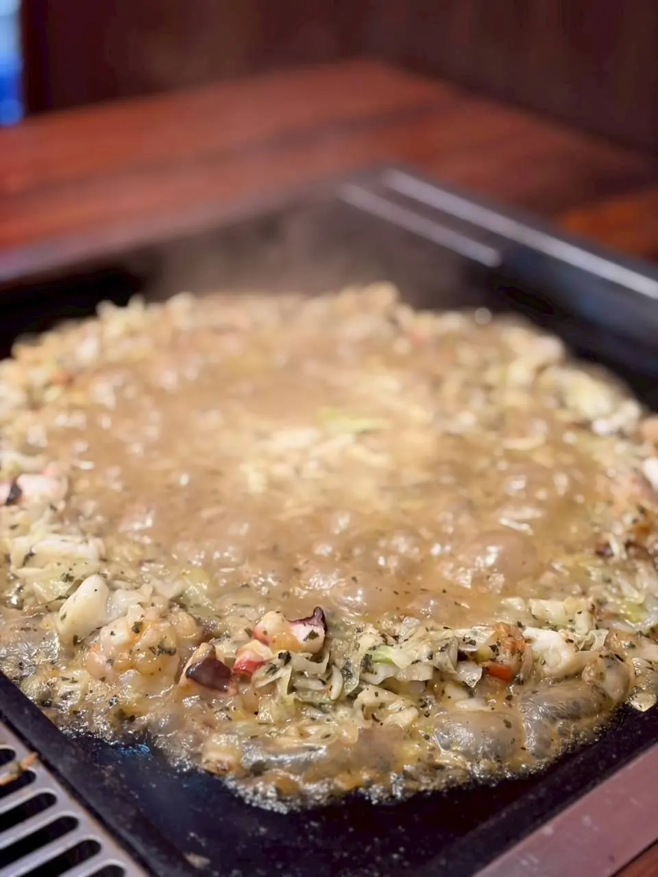 鉄板で熱々に焼き上がった誠のもんじゃ